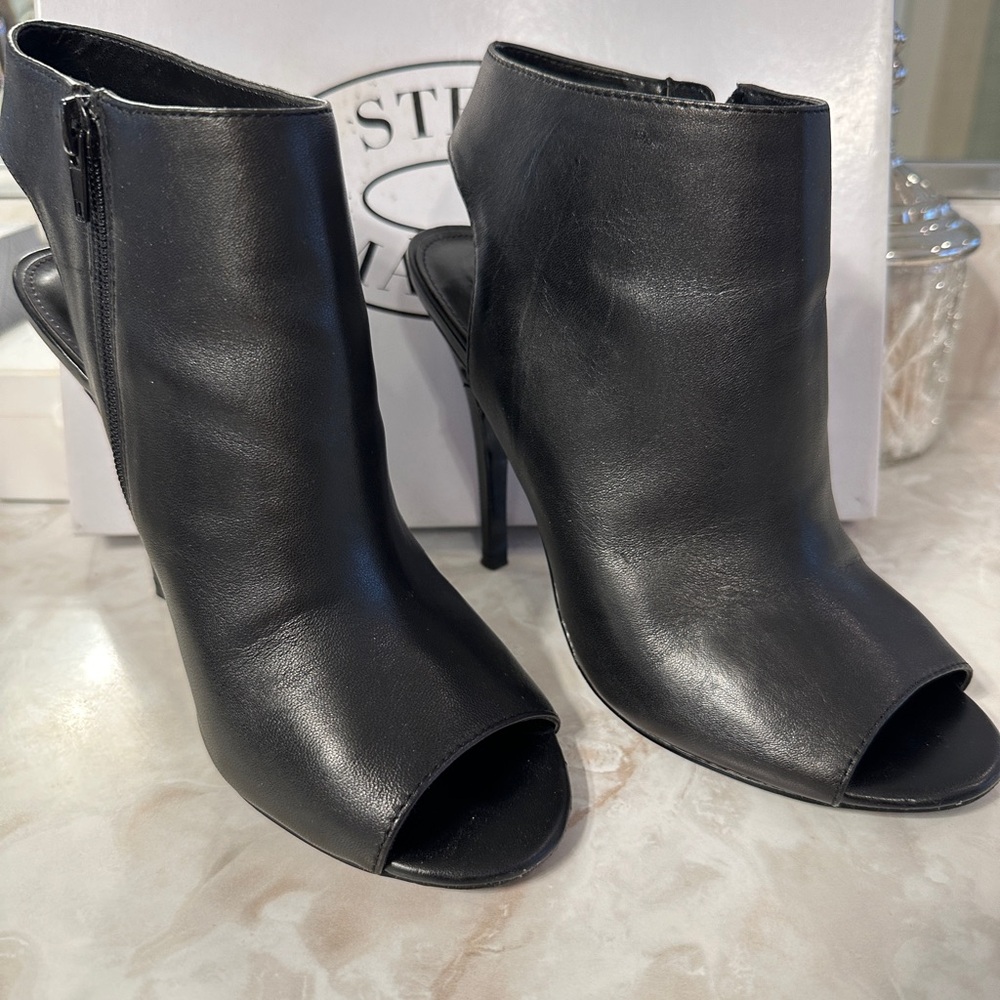 Steve Madden peep-toe bootie - Black - size 8.5